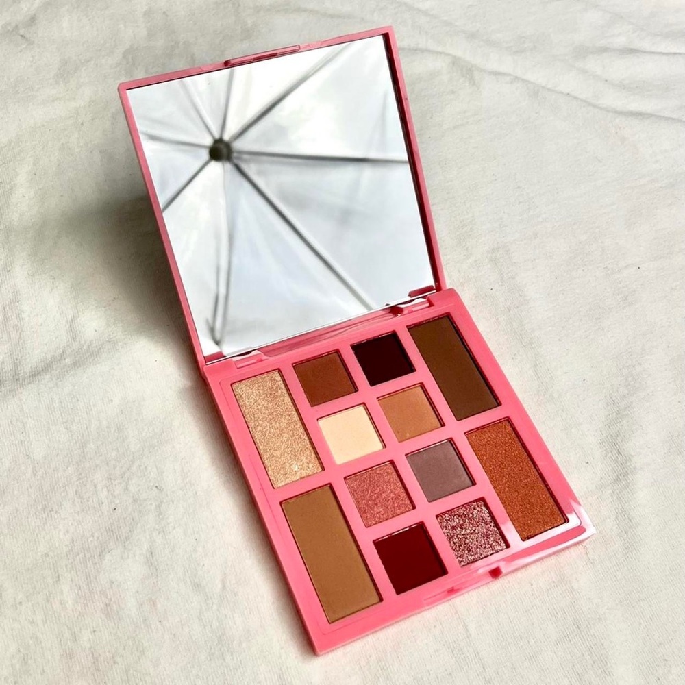 Ciate London Everyday Vacay Palette
Multi-use Face and Eye Palette